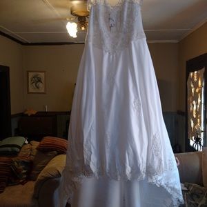 This dress has never been worn, it still has the original tag on it!!!